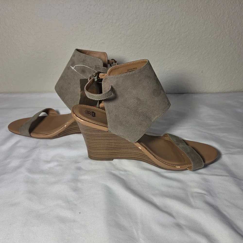 Route 66 Teegan Womens Sand Wedge Sandals Faux Suede Ankle Strap Size 11 NEW